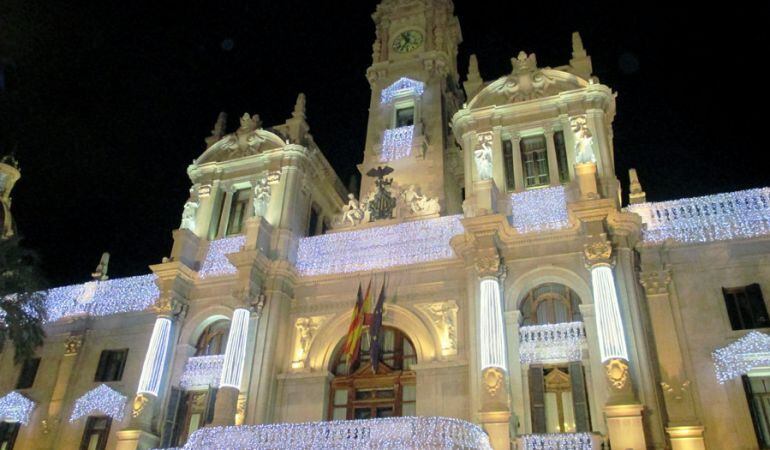 Edificio del Ayuntamiento de Valencia con iluminación navideña