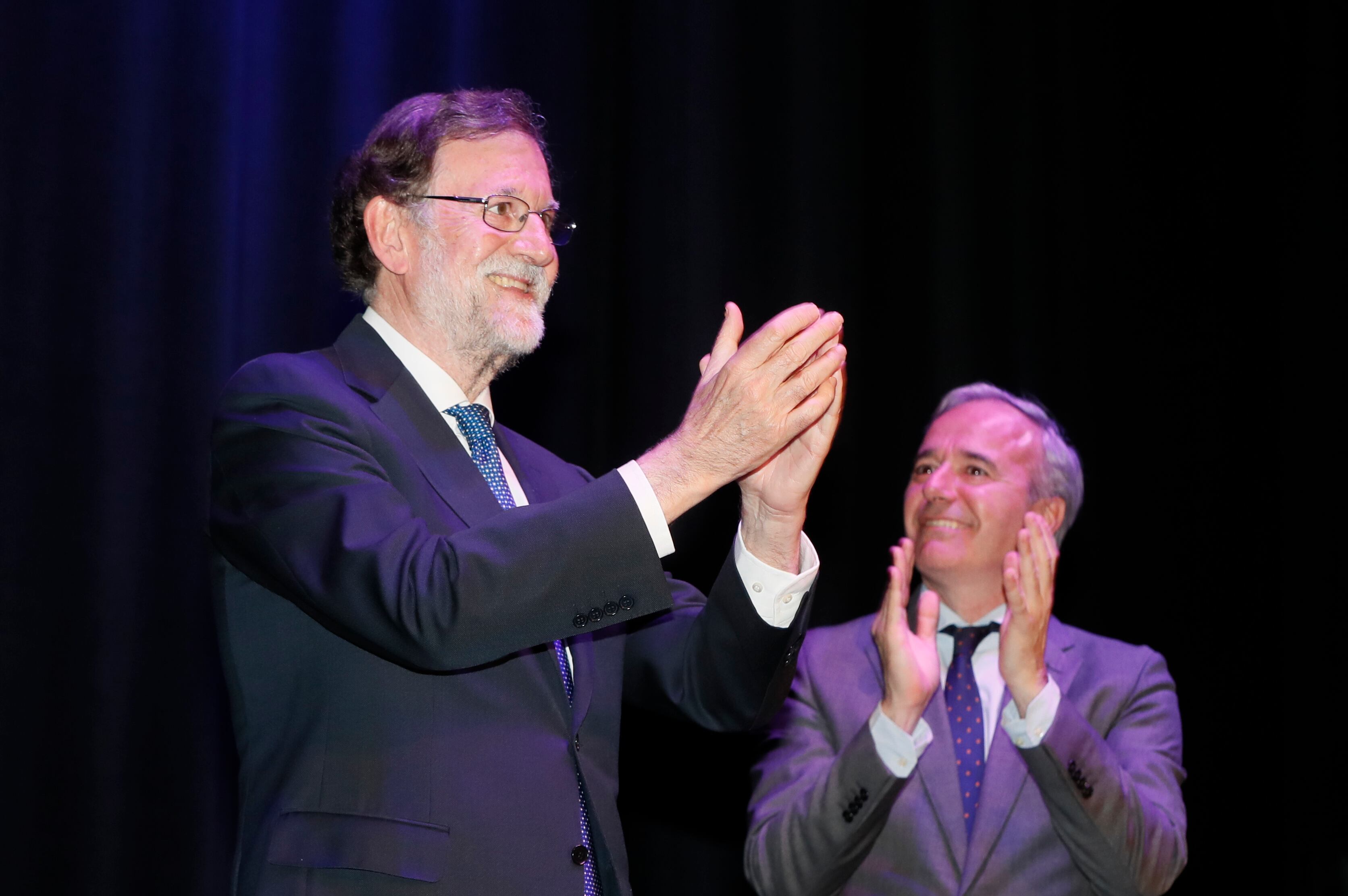 El expresidente del Gobierno Mariano Rajoy, acompañado por el alcalde de Zaragoza, Jorge Azcón, presenta su último libro, &#039;Política para adultos&#039;, en el que reivindica la madurez en la política ante los riesgos del populismo.