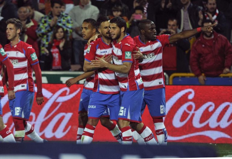 Los jugadores del Granada celebran el gol ante el Málaga, durante el partido de Liga en Primera División