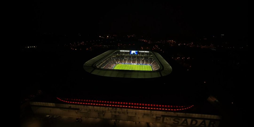 Vista aérea nocturna de El Sadar antes de un partido 