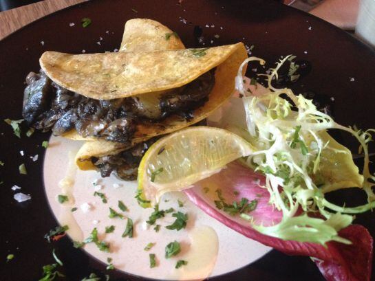 Tacos de huitlacoche con queso de Arzúa.