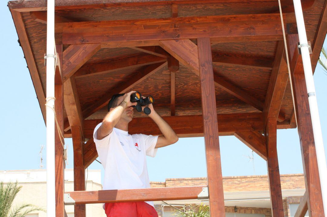 Un socorrista vigila las playas de la Región