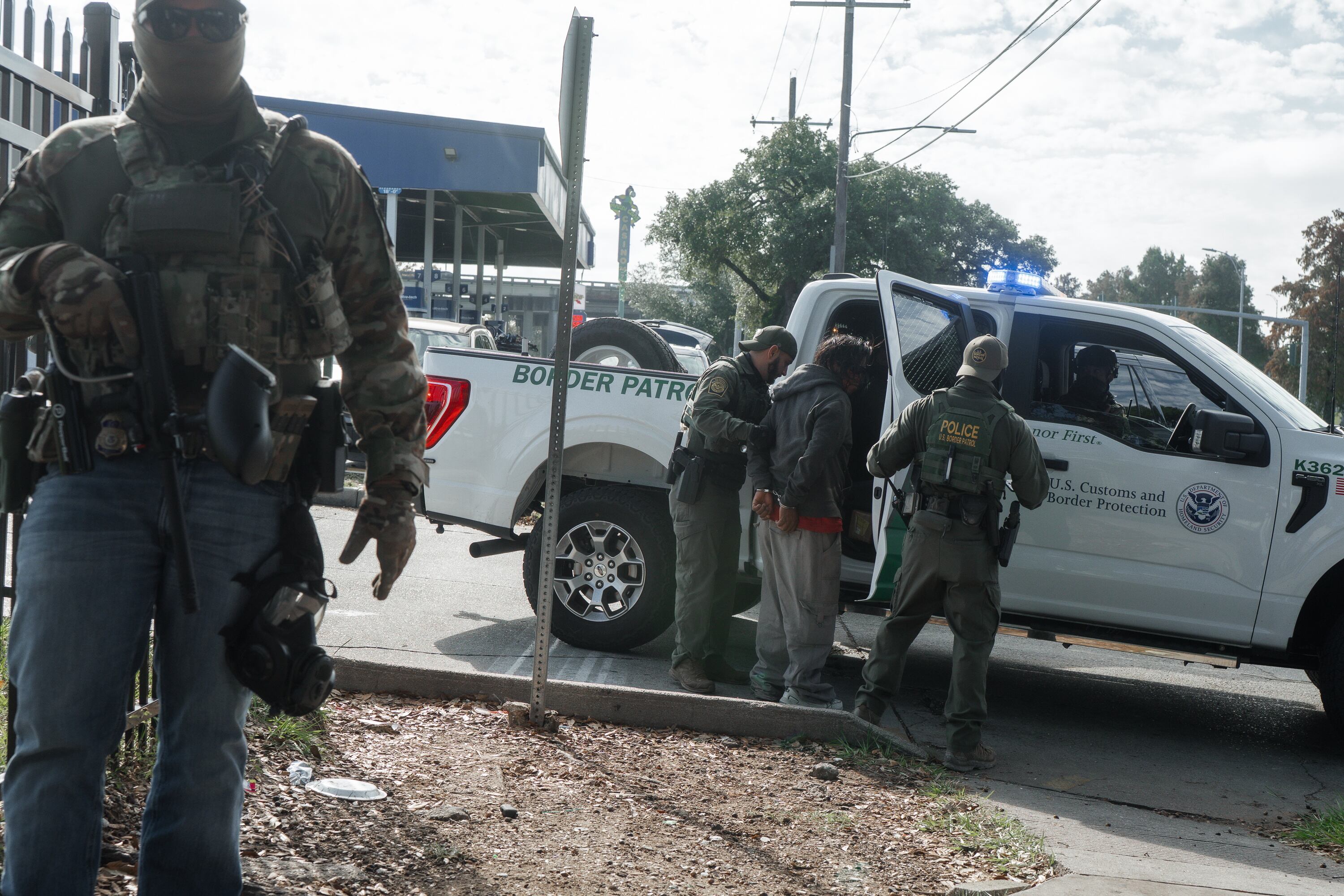 La operación, denominada "Catahoula Crunch", sigue a redadas similares en Chicago y Carolina del Norte. Las autoridades federales señalaron las "políticas santuario" de Nueva Orleans como una de las razones para atacar la zona