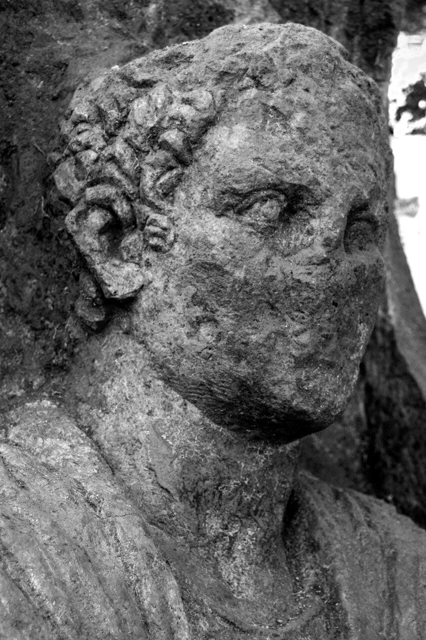 Imagen a detalle del relieve funerario hallado. 