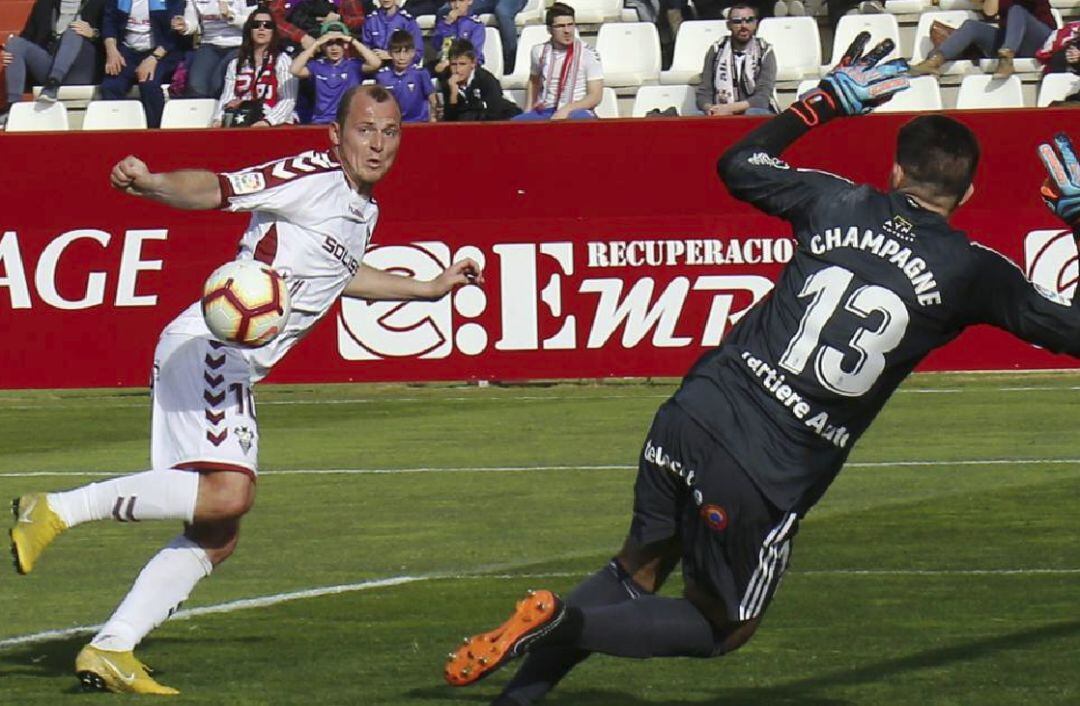 Zozulia, en el momento de la jugada de su gol anulado ante el Oviedo