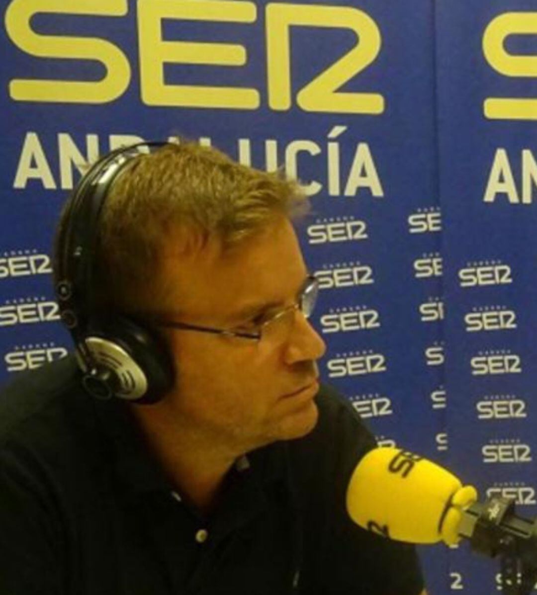 El periodista Fernando Pérez Monguió, en los estudios de la SER