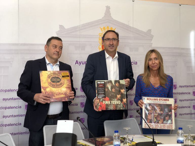 Carlos Ramírez, presidente de ASOFED, junto al alcalde de Palencia, Alfonso Polanco y la concejala de cultura, Carmen Fernández