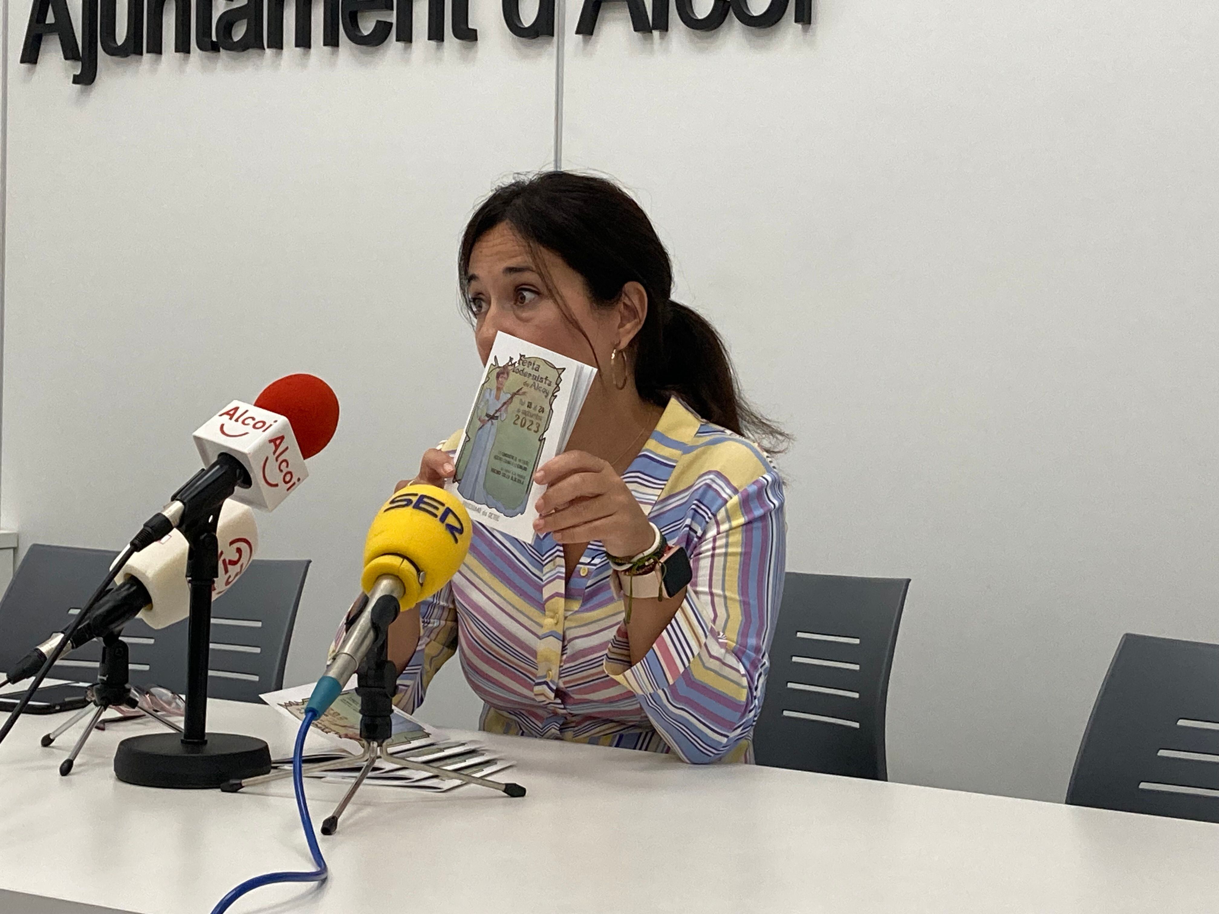 Lorena Zamorano con un ejemplar del programa de actos de la Semana Modernista dedicada a la médico Virginia Soler Alberola