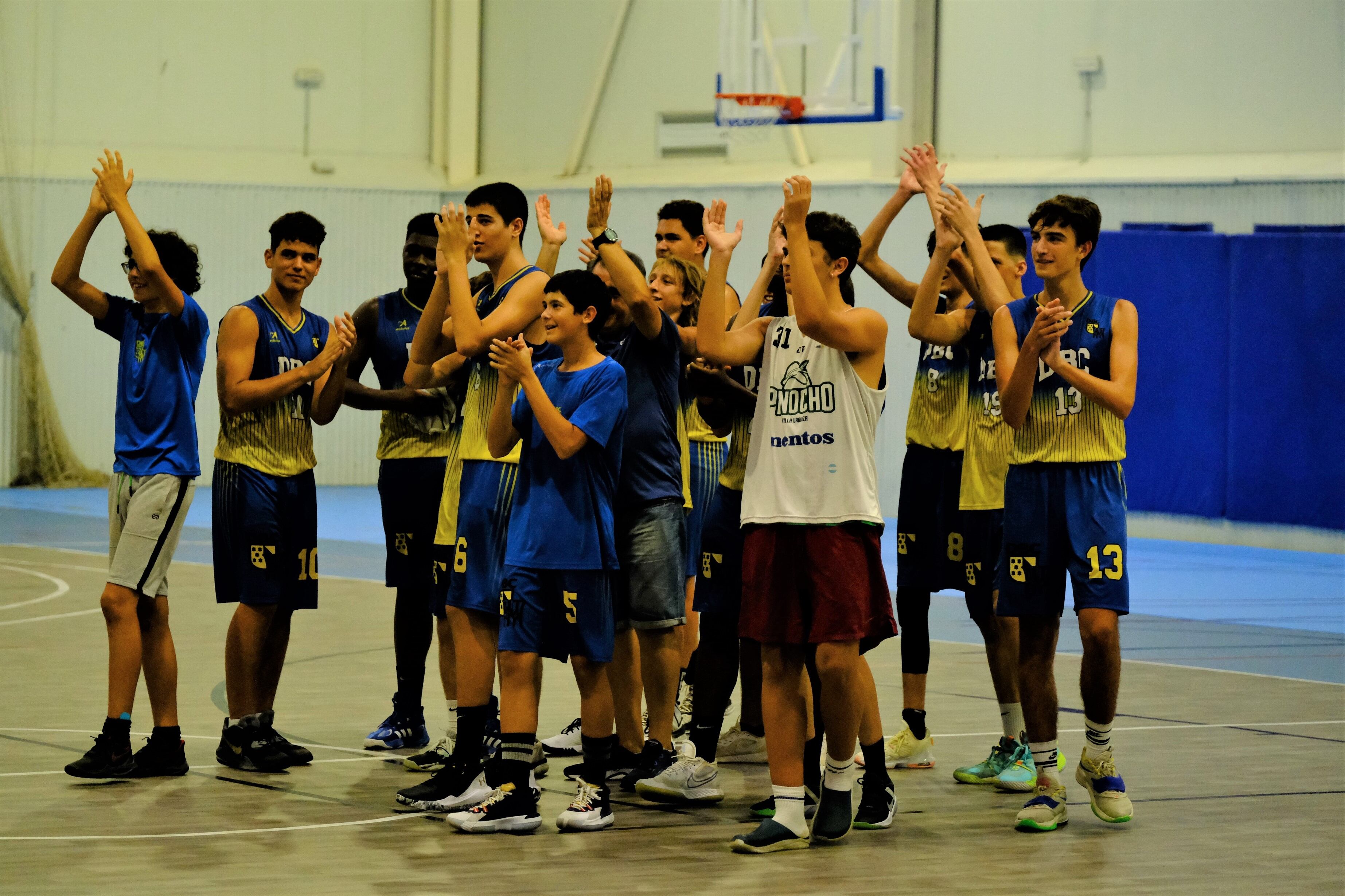 Cadete del Dénia festejando el ascenso.