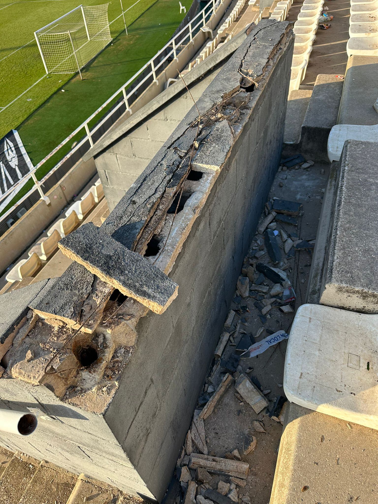 Vomitorio en el que se arrancó una de las vallas