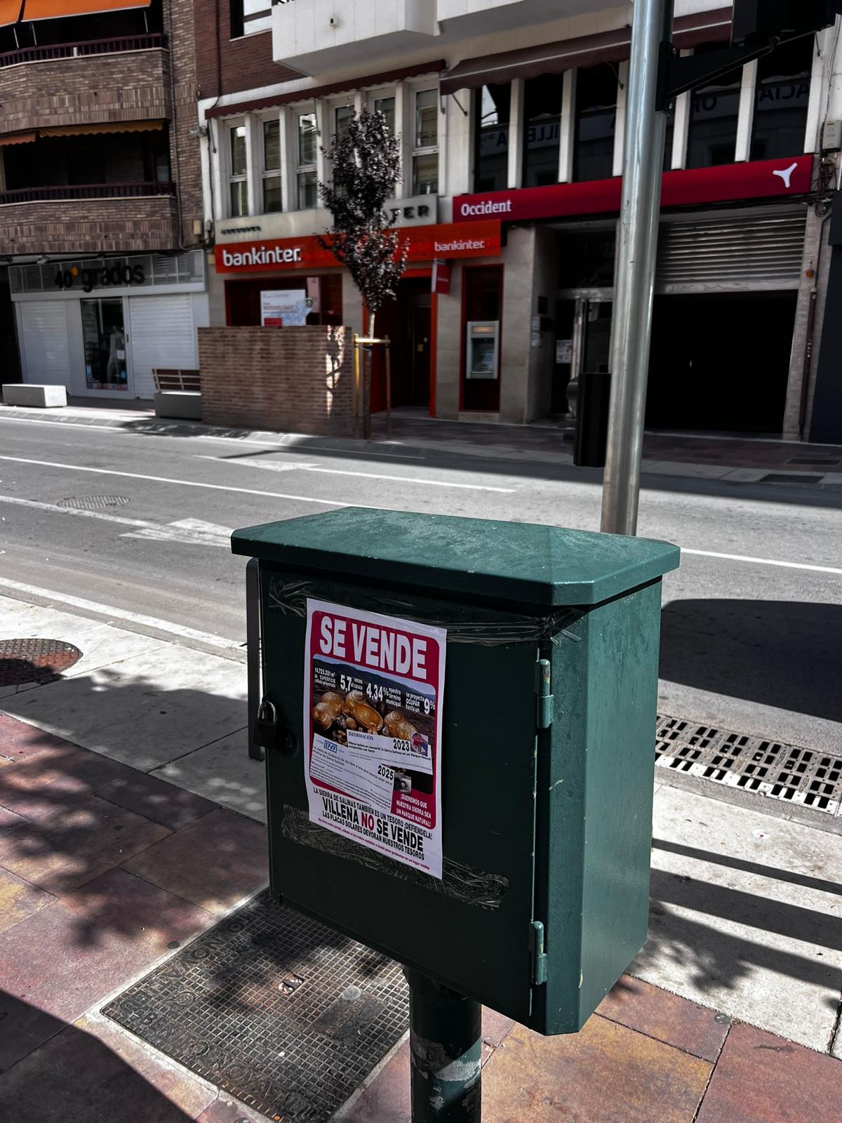 Carteles colocados en lugares no permitidos