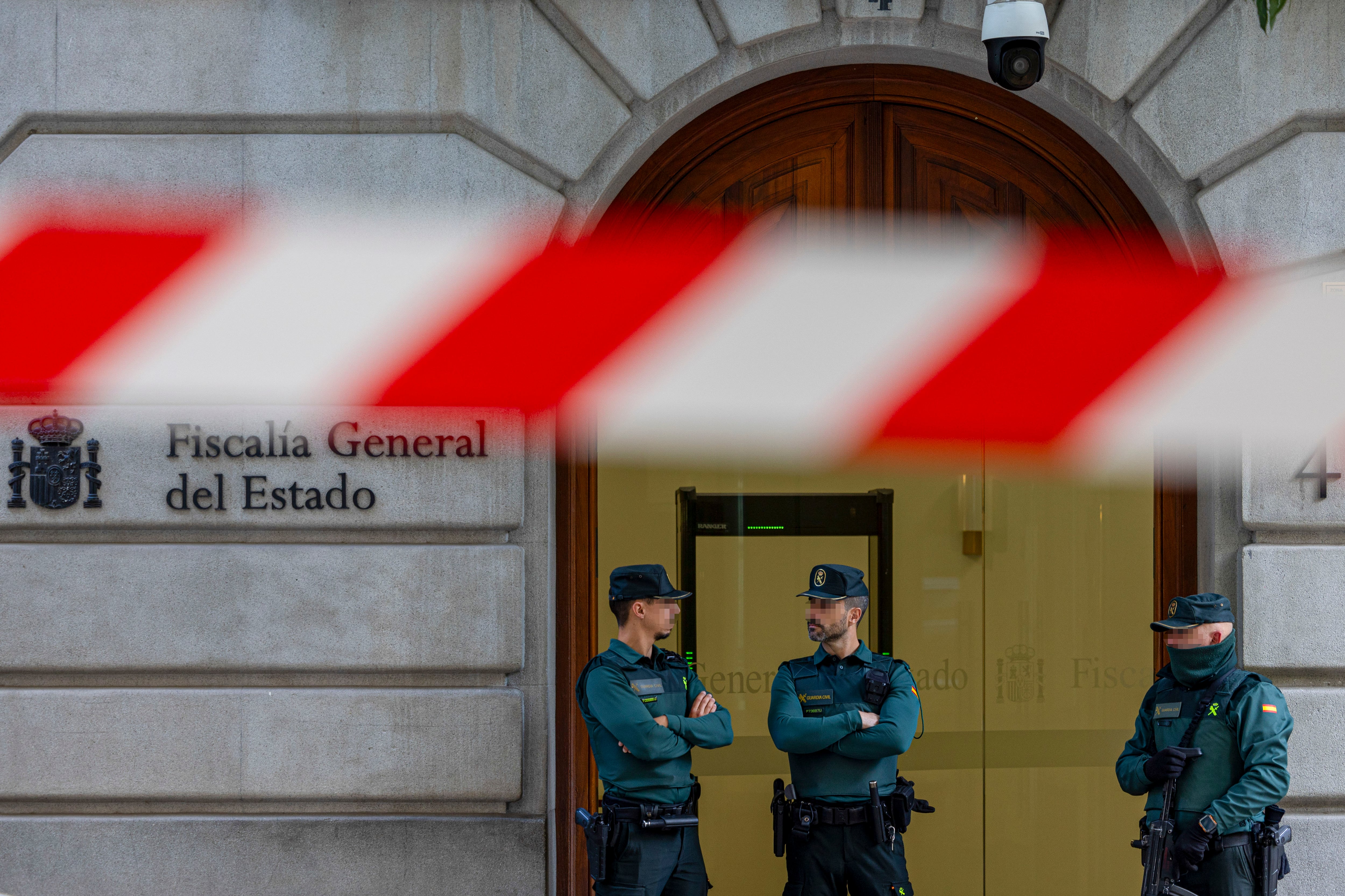 Agentes de la Guardia Civil permanecen apostados en el exterior de la sede de la Fiscalía General del Estado.