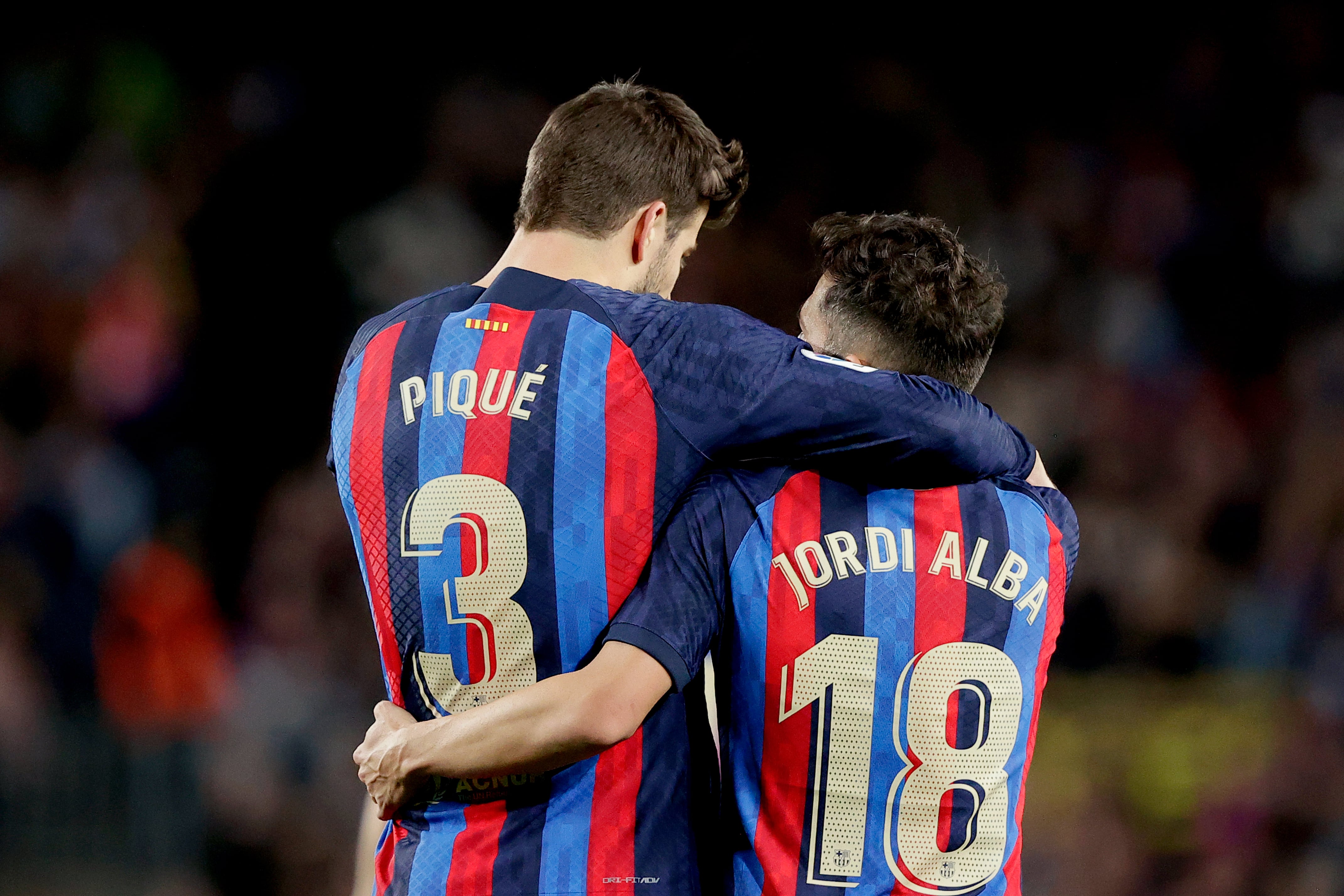 Gerard Piqué con Jordi Alba en la despedida del central