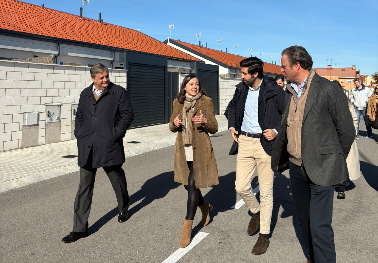 La alcaldesa de Ciempozuelos, Raquel Jimeno, y los representantes de las promotoras que han desarrollado el Sector 15 han inaugurado este nuevo barrio