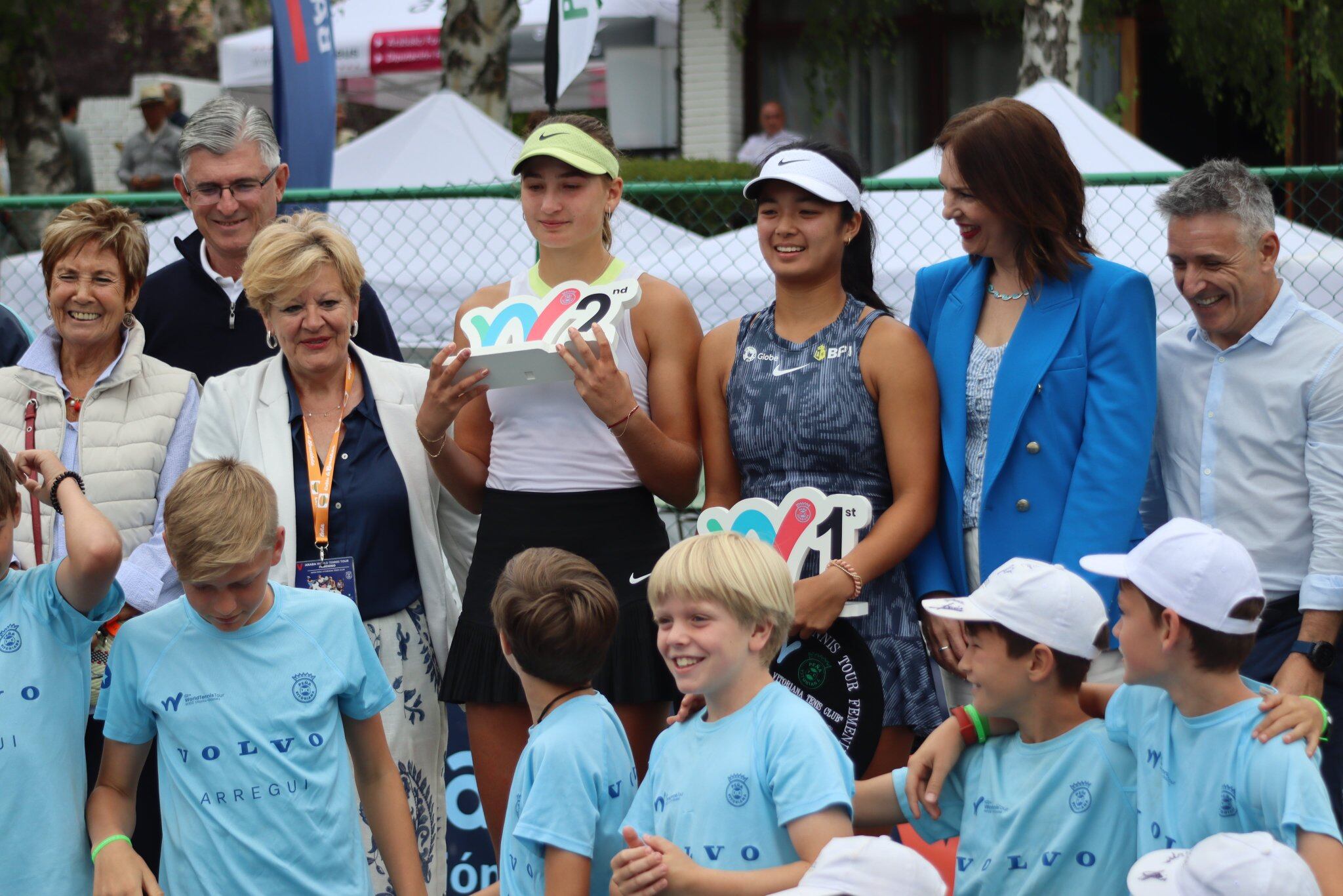 Vicky Jiménez mostra el premi com a finalista del torneig juntament amb la vencedora Alexandra Eala