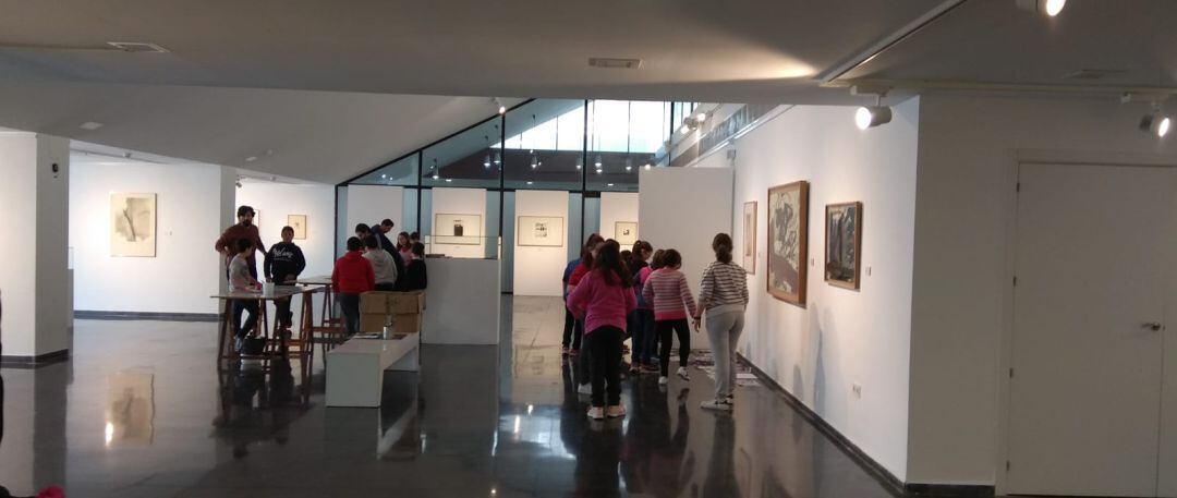 Menores participantes en el taller sobre arte contemporáneo de La Carolina.