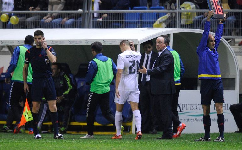 Momento en el que Rafa Benítez cambia al ruso Denis Cheryshev en el partido de Copa entre el Cádiz y el Real Madrid.