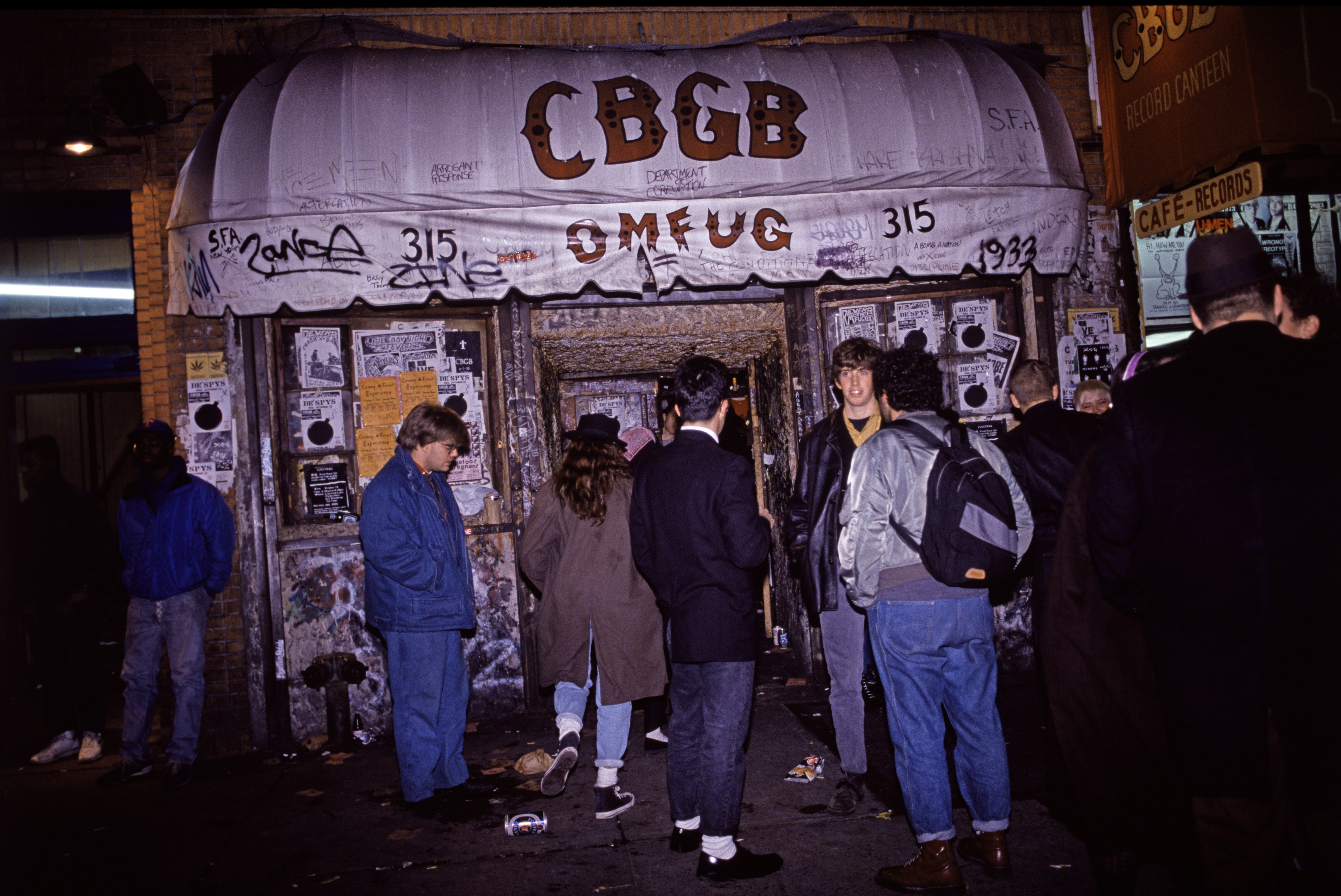Un grupo de personas a las puertas del CBGB a finales de los años ochenta