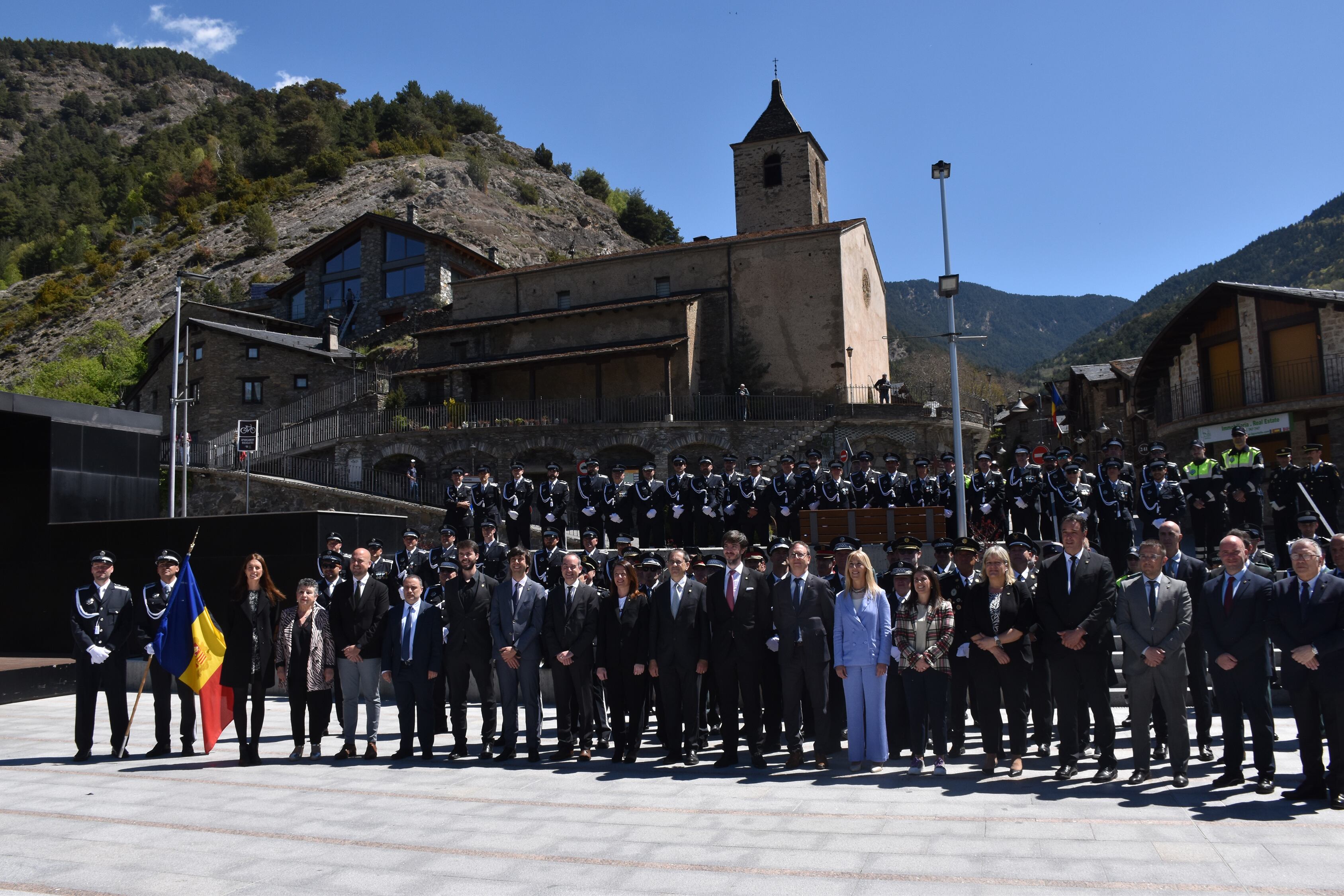 Tots els participants de la diada juntament amb els representants comunals i nacionals a Ordino