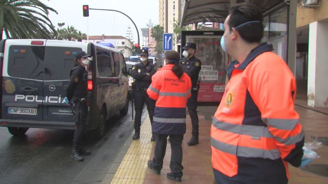 Voluntarios de Protección Civil reparten mascarillas.