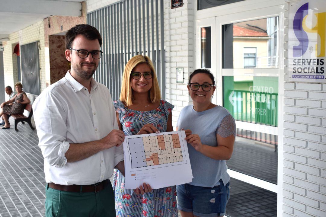Concejales y Alcaldesa de Petrer en el lugar donde se ampliará la concejalía