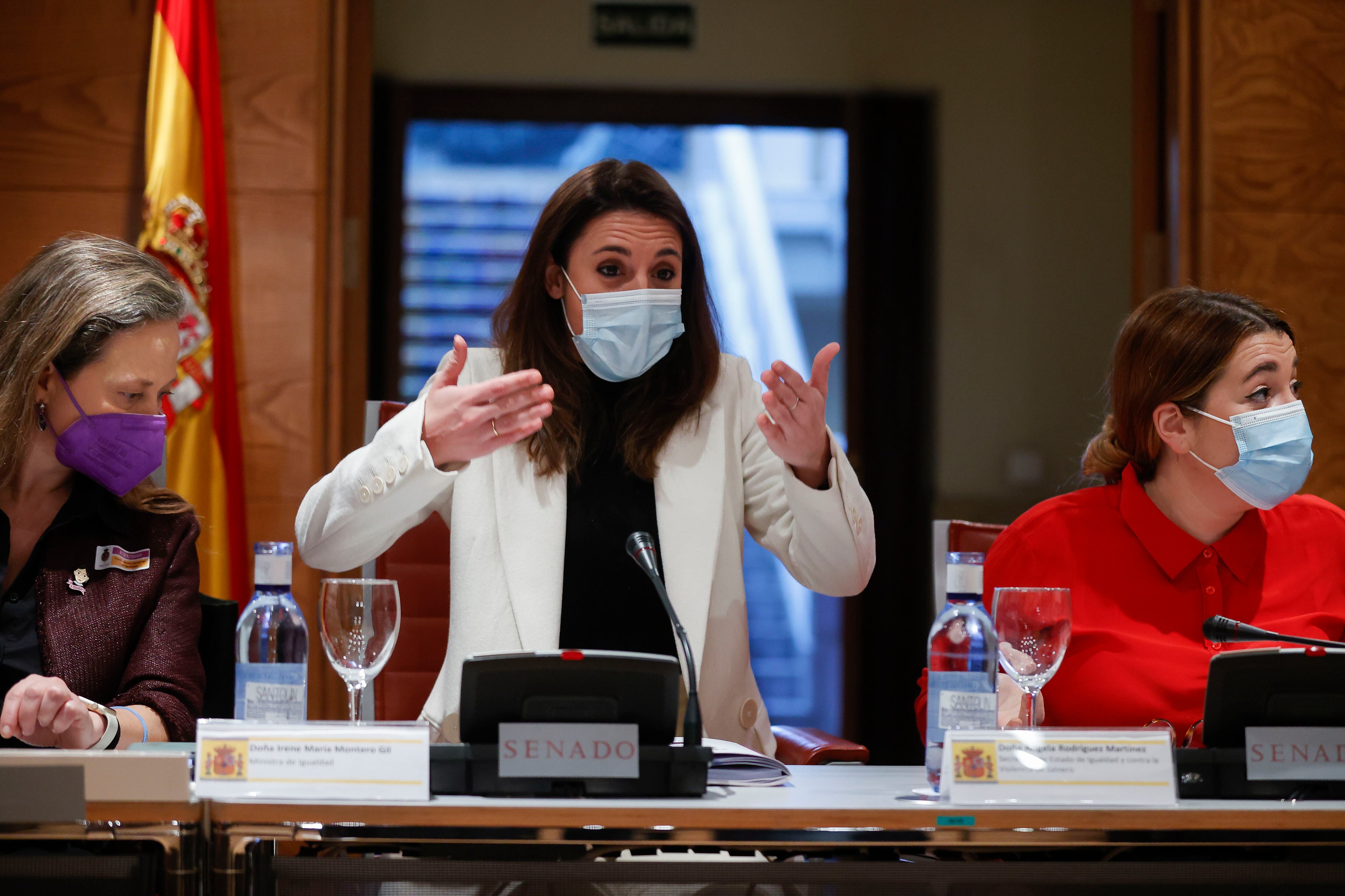 La delegada del Gobierno para la Violencia de Género, Victoria Rosell; la ministra de Igualdad, Irene Montero, y la secretaria de Igualdad y Contra la Violencia de Género, Ángela Rodríguez, al inicio de una reunión extraordinaria de la Conferencia Sectorial de Igualdad celebrada con las comunidades autónomas este jueves en el Senado.