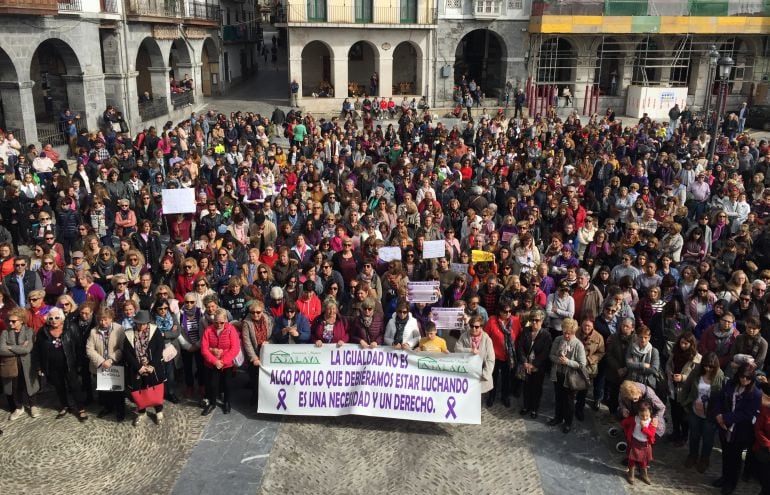 La concentración finalizó con un minuto de silencio en recuerdo de las mujeres asesinadas este año.