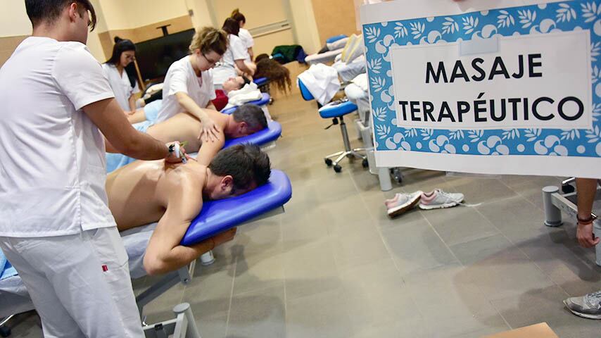 jornadas de masaje solidario organizadas por la Facultad de Fisioterapia y Enfermería
