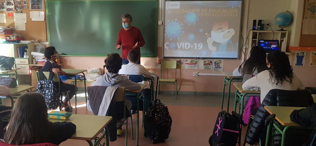 Las charlas intentan concienciar a los más jóvenes sobre la importancia de las medidas de prevención frente a los contagios