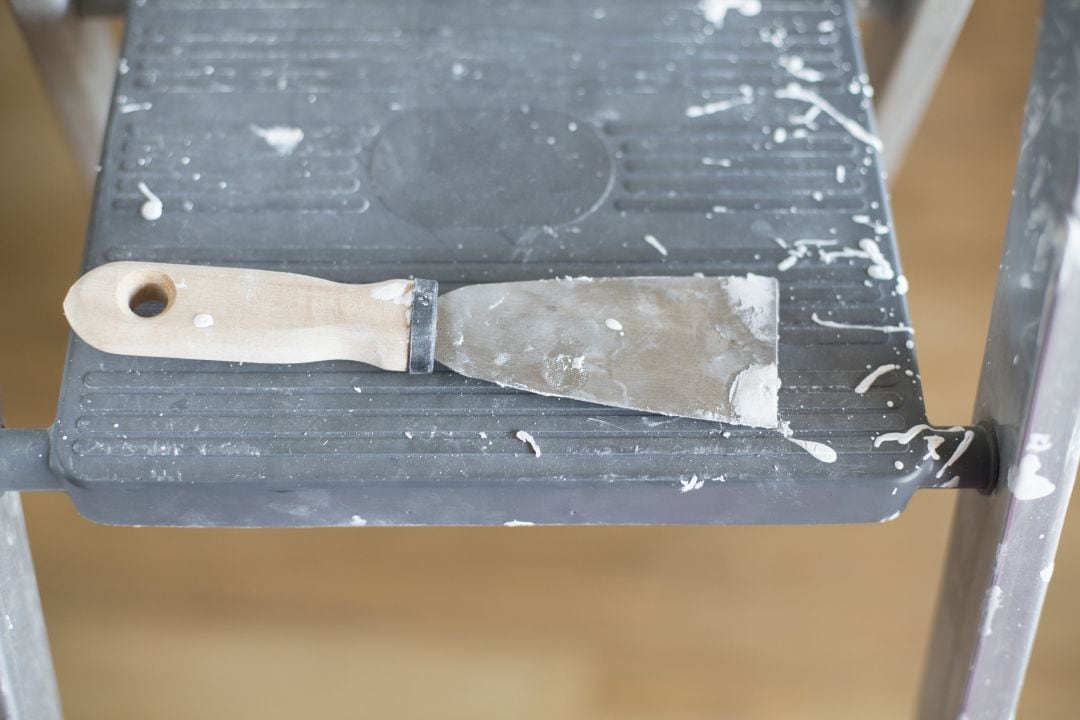 Una espátula sobre la escalera de un trabajador. 