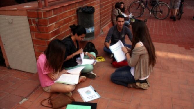 Estudiants en el descans de la selectivitat al juny