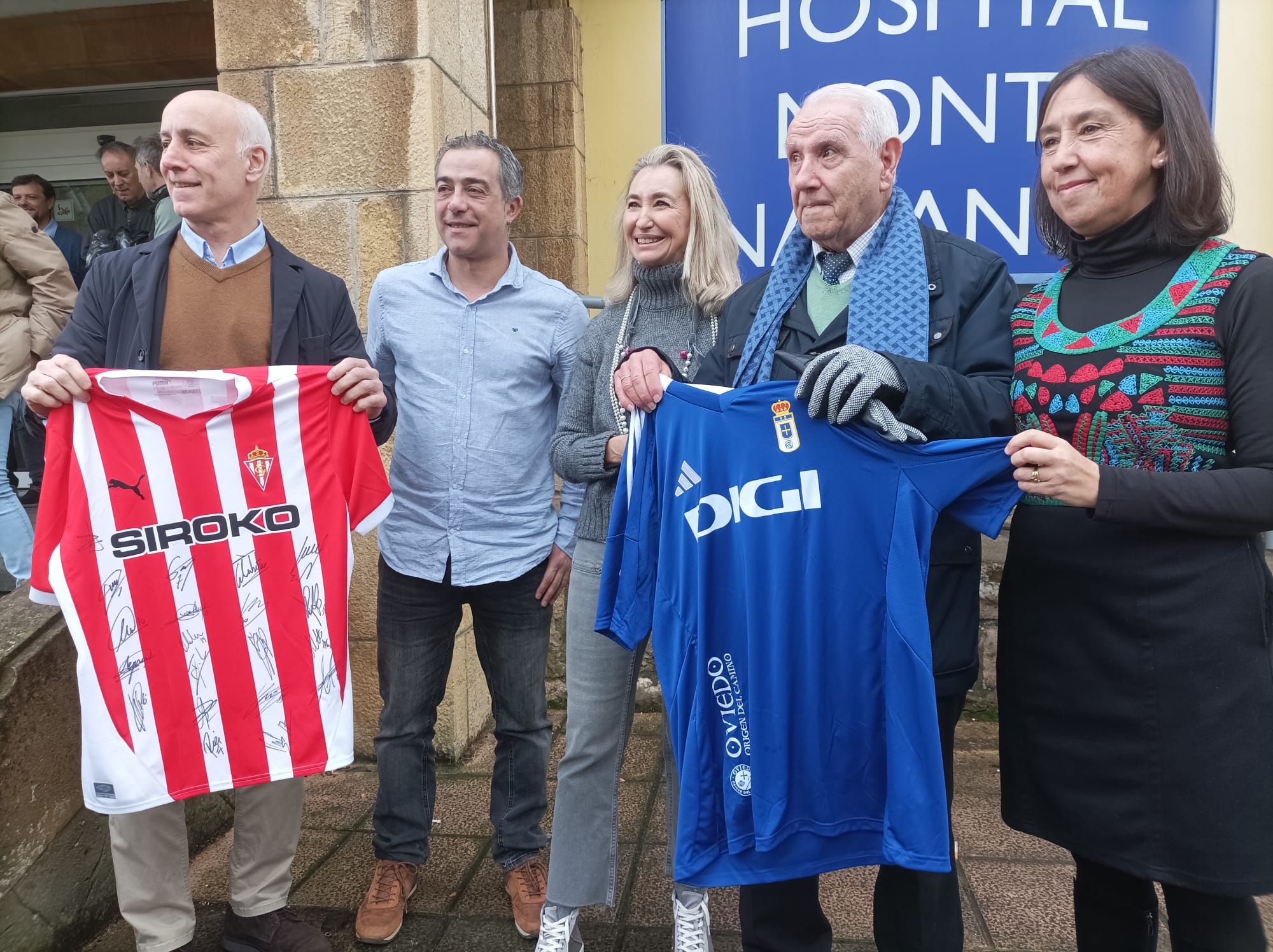 Los veteranos hicieron gala de buen entendimiento intercambiándose las camisetas de los equipos en los que militaron