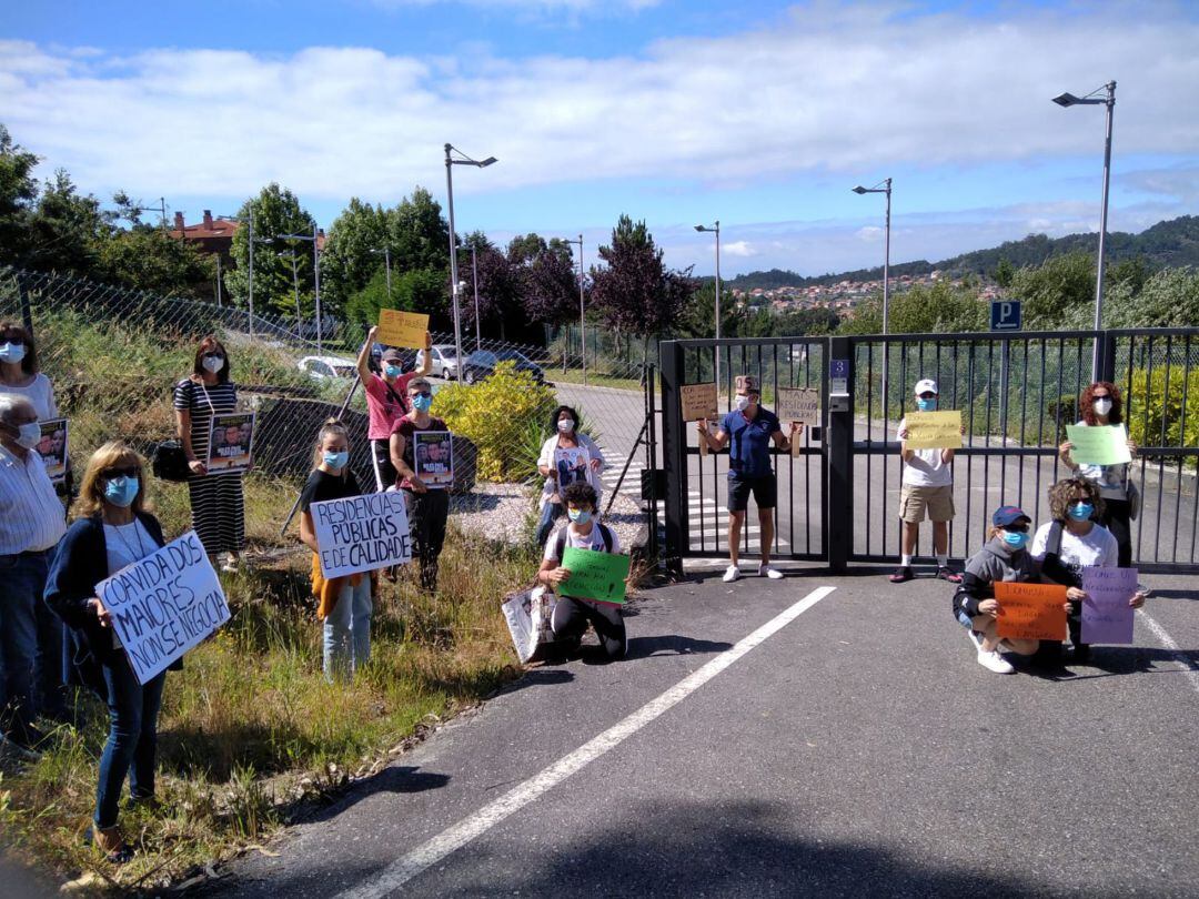 Una protesta de familiares de residentes a las puertas de DomusVi Cangas.