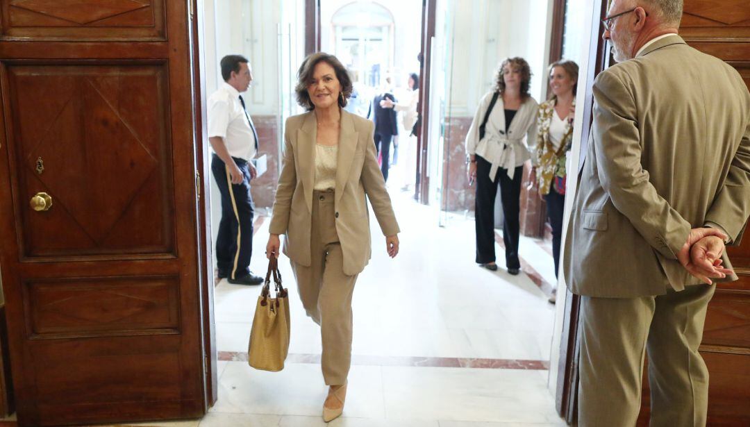 La vicepresidenta del Gobierno en funciones, Carmen Calvo, jefa del equipo negociador del PSOE, se dirige a su segunda reunión con Podemos 
 
 