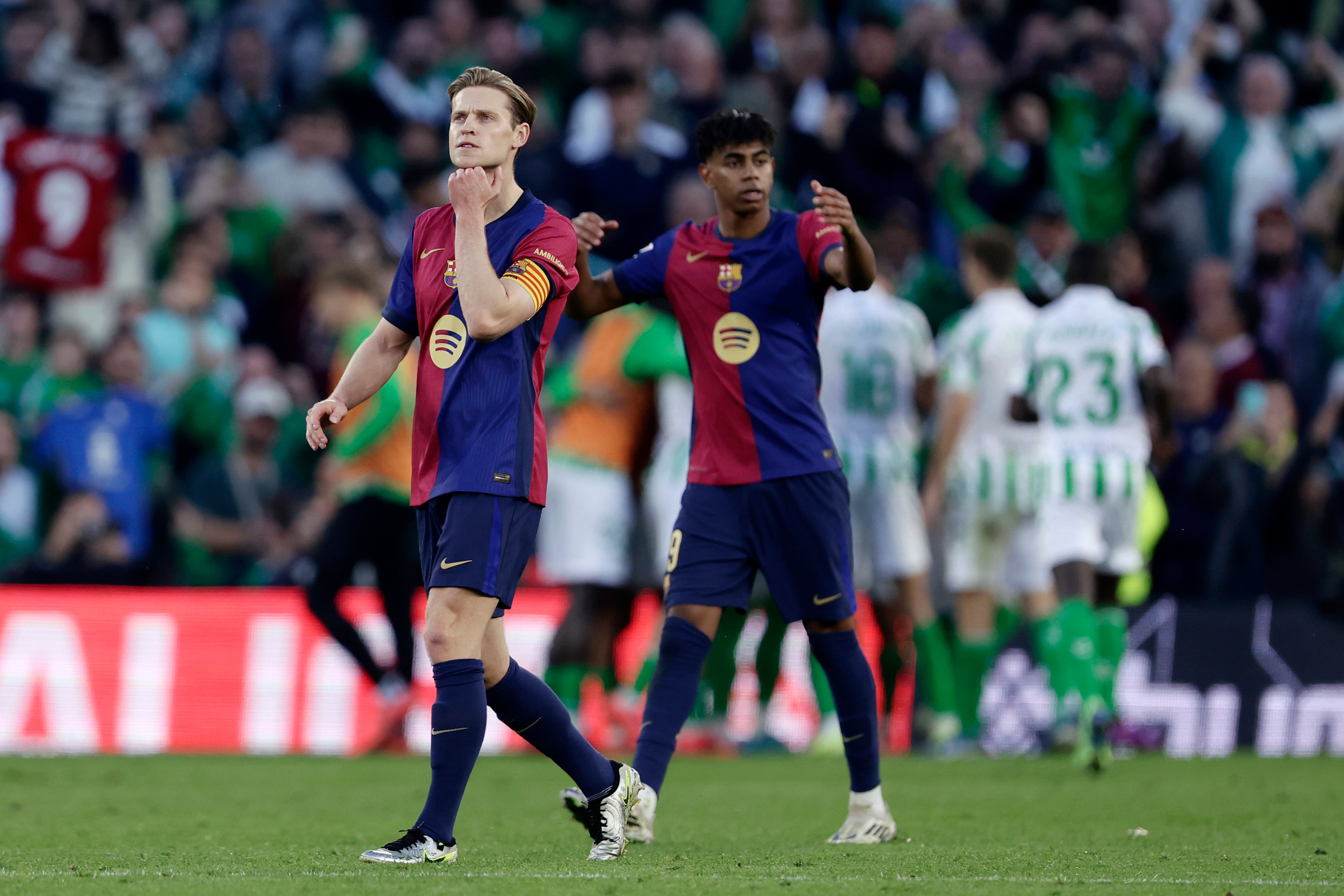 Frenkie de Jong y Lamine Yamal se lamentan en el Benito Villamarín