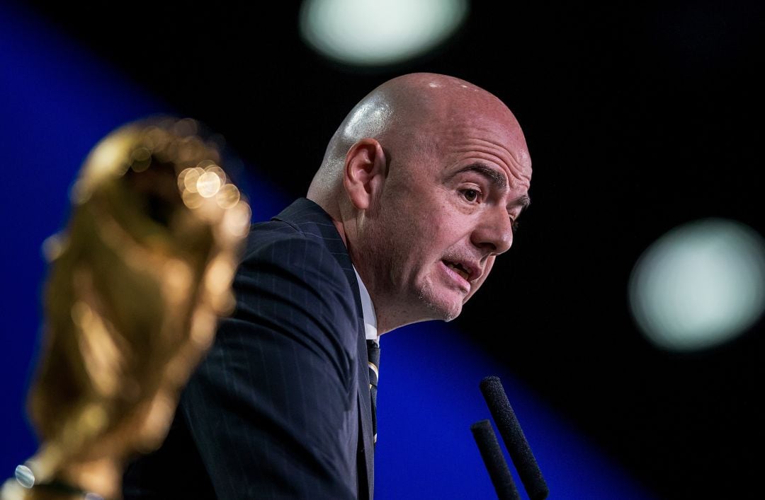 Infantino, junto a un trofeo de la Copa del Mundo