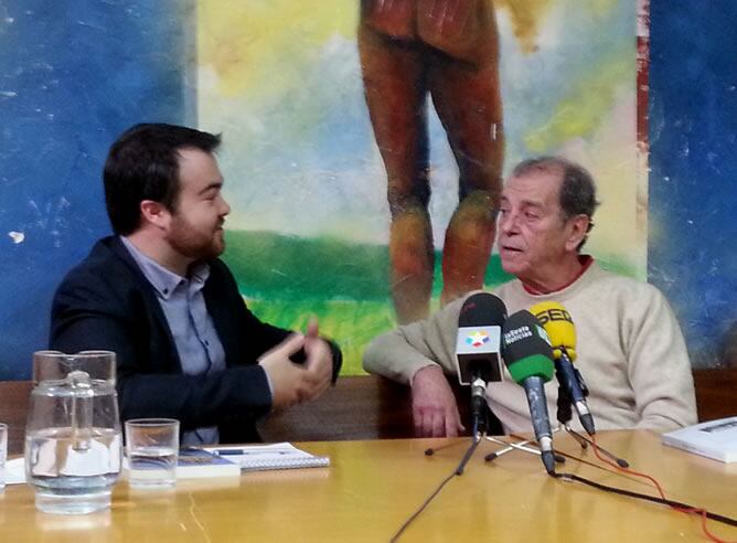 El periodista Marçal Sarrats presenta el libro 'Así en la tierra' junto al sacerdote Enrique de Castro