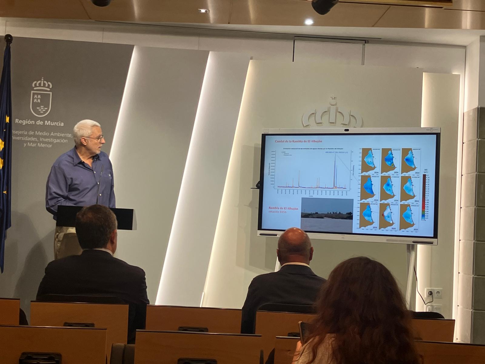 Ángel Pérez Ruzafa durante la presentación del informe