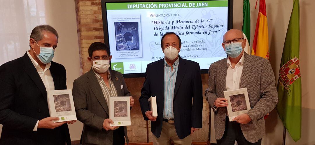 Los autores del libro, Miguel Ángel Valdivia, Gabriel Ángel Gámez y Antonio Santos, junto al presidente de la Diputación Provincial, Francisco Reyes.