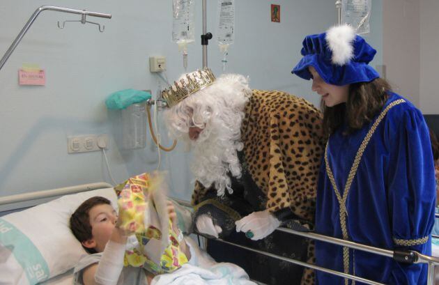 El Rey Melchor, entregando regalos a uno de los niños hospitalizados