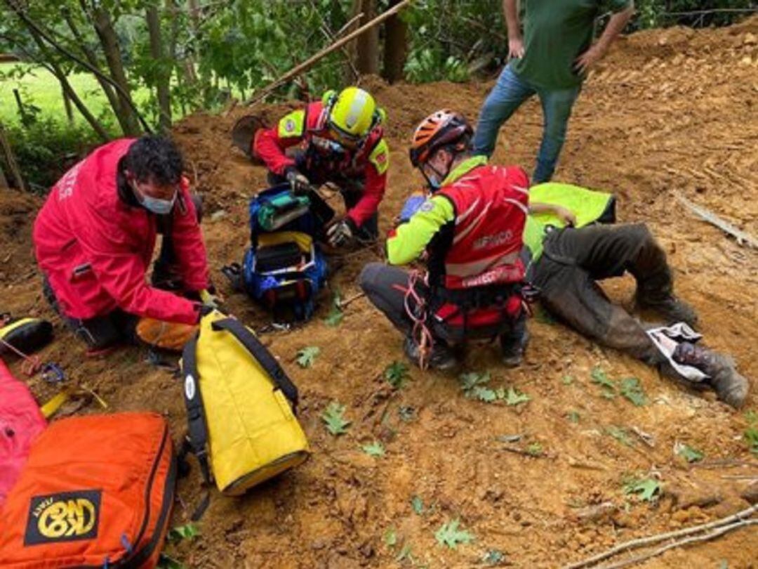 El trabajador atendido tras resultar herido en un accidente laboral registrado al caerle encima un árbol.