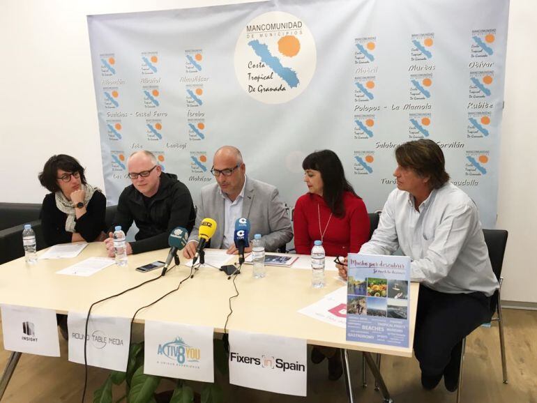 El presidente de la Mancomunidad, Sergio García, junto con la concejala de Turismo de Motril, Alicia Crespo, presentan con los responsables de la productora la grabación del concurso de TV que se rodará en la costa 