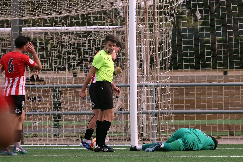 El porter del Mercadal Álvarez serà baixa després de lesionar-se dimecres contra el Rotlet-Molinar en aquesta jugada.