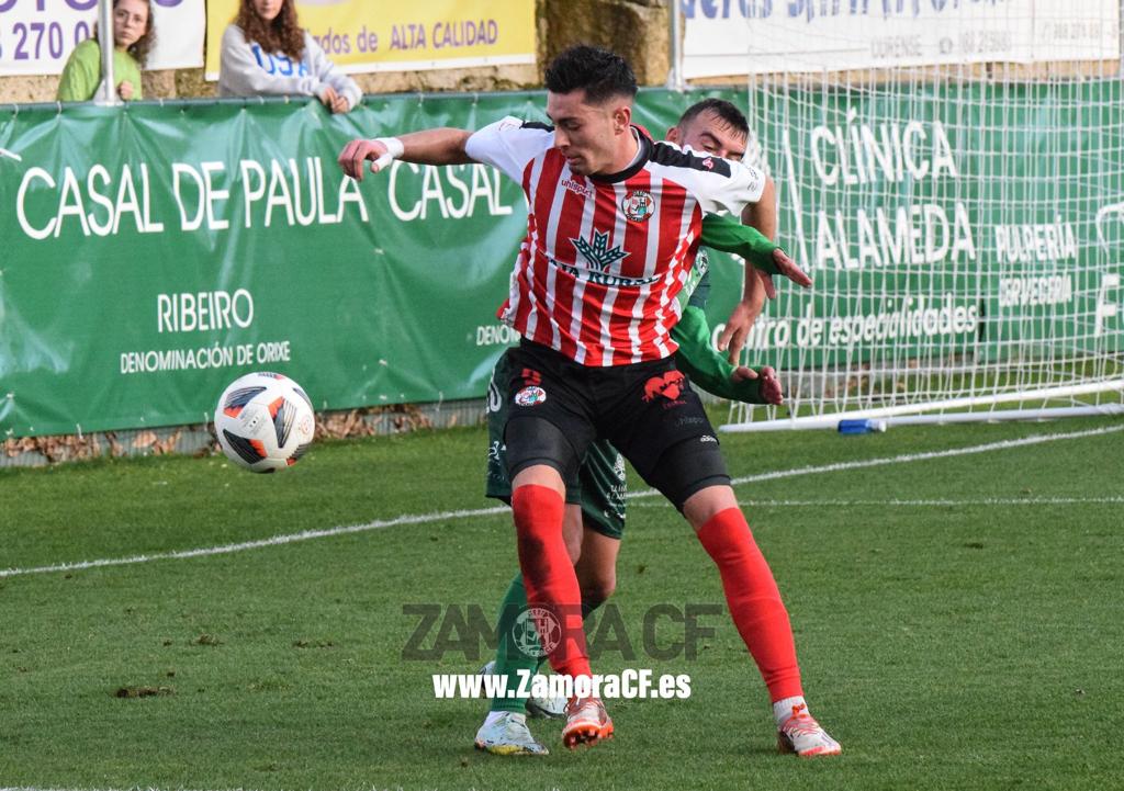 Altube pelea por un balón