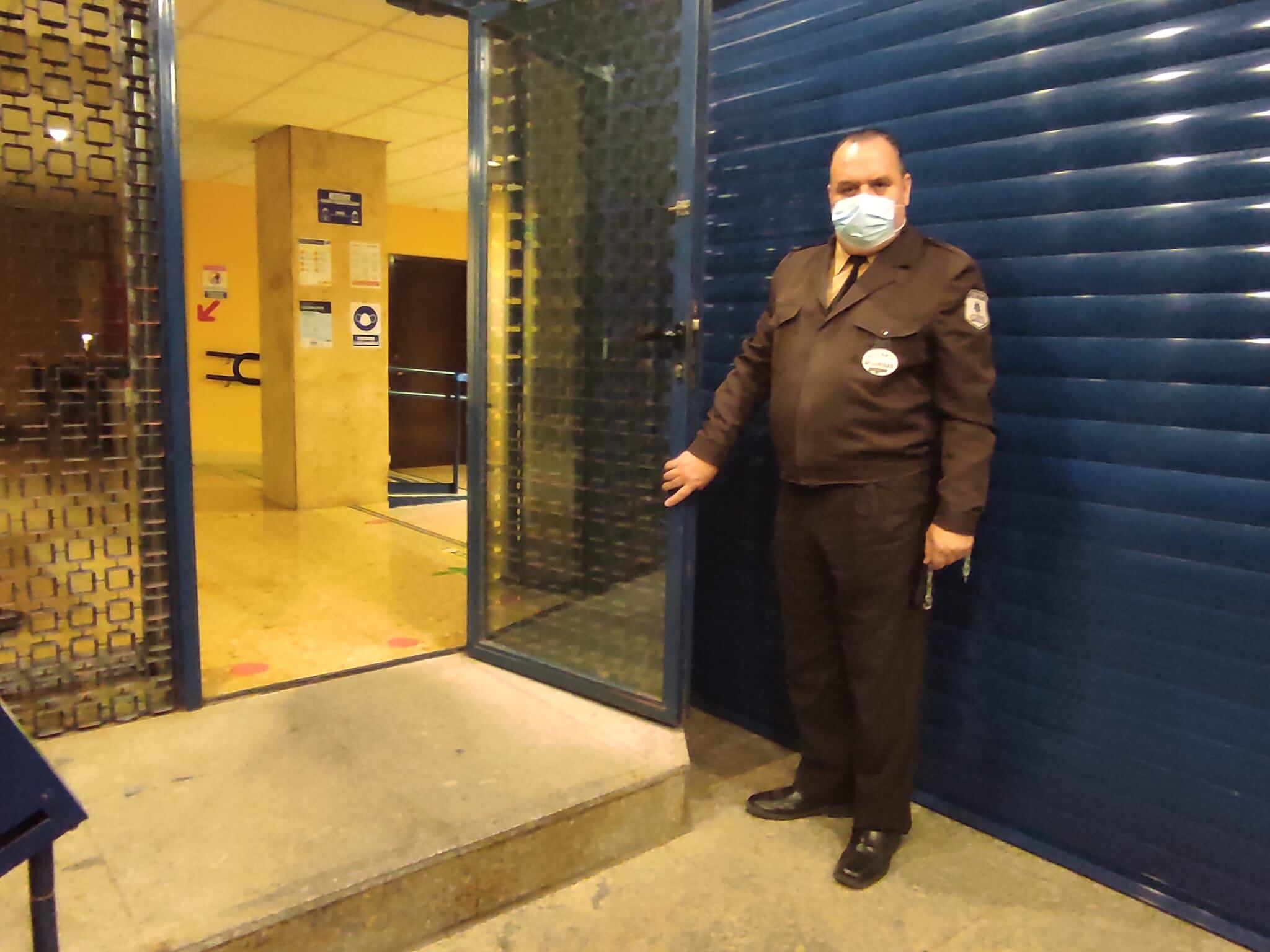 Leonardo Campos, en la fachada del edificio de Servicios Múltiples, supervisando la entrada