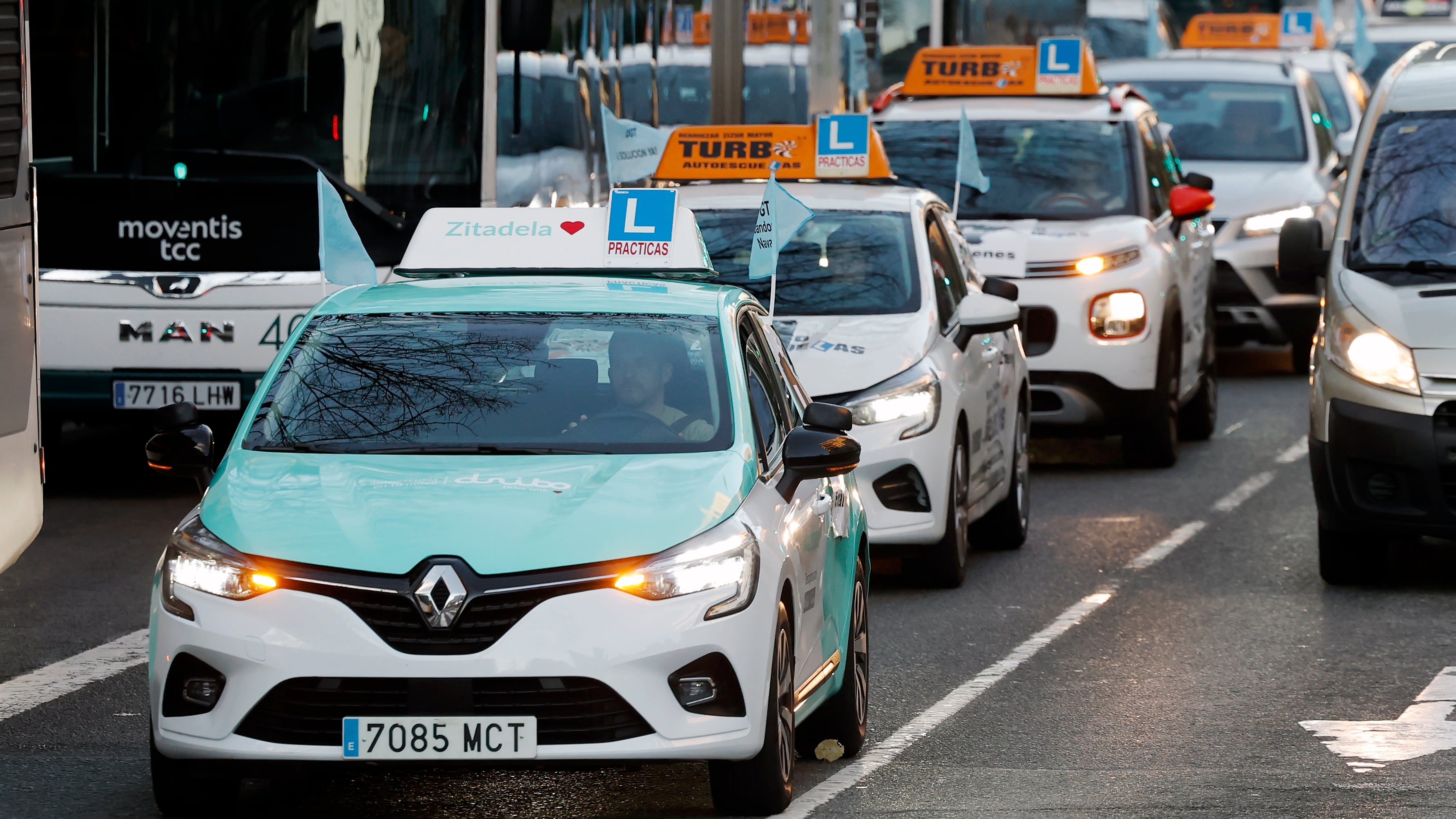 Las autoescuelas de Navarra se manifiestan en caravana por las calles de Pamplona