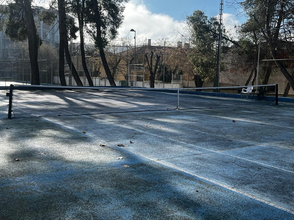 Imagen de la pista de tenis que se reconvertirá en pistas de pádel en la antigua Escuela de Gimnasia de Toledo