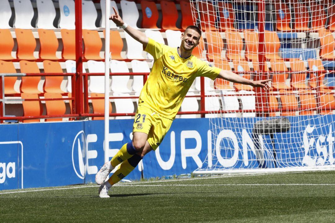 Dani Ojeda celebrando un gol con el Alcorcón