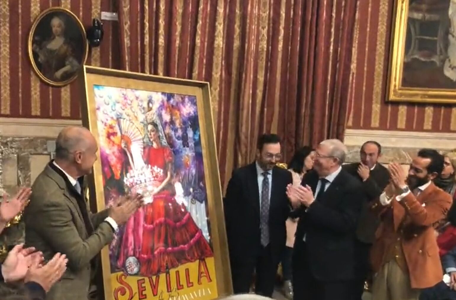 Las autoridades ovacionan a Pérez Indiano tras la presentación de su Cartel de las Fiestas de Primavera 2023