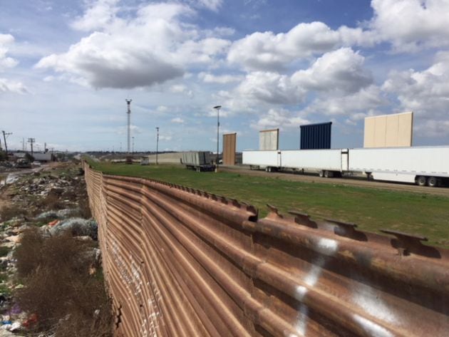 Los prototipos de muro entre San Diego (EEUU) y Tijuana (México), desde Mesa de Otay, Tijuana.